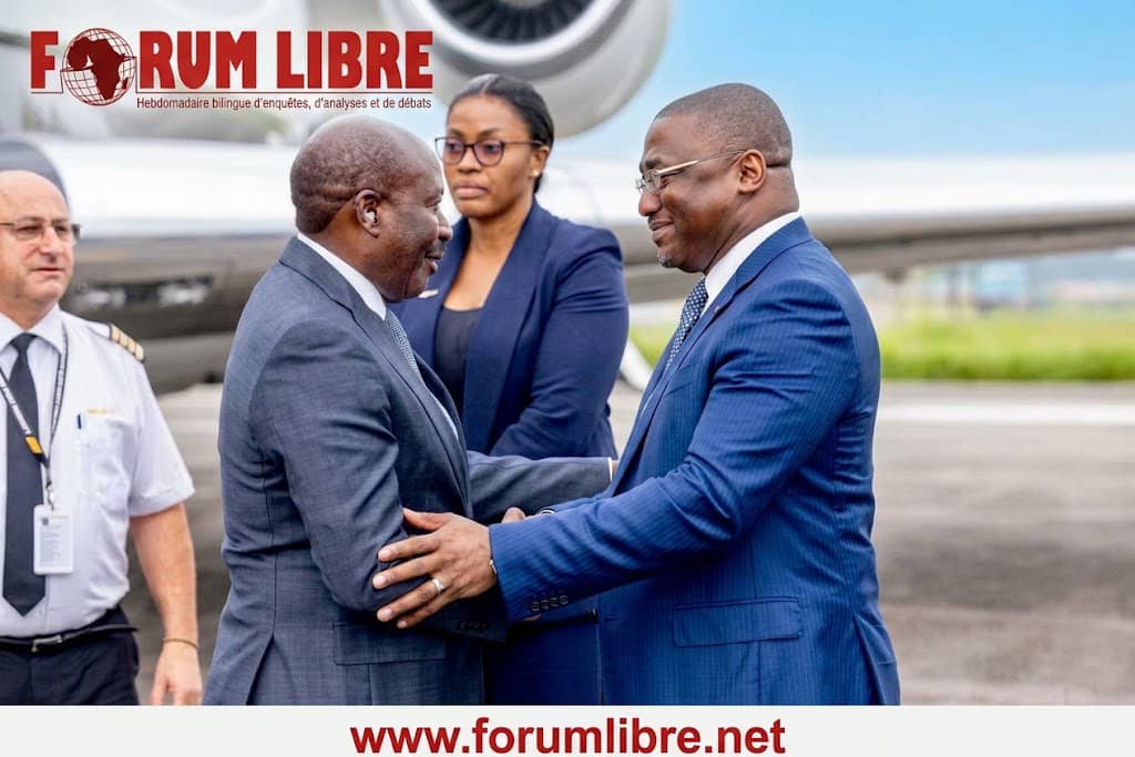 Sur le tarmac de l'aéroport international de Yaoundé Nsimalen: le PDG de Bgfi holding, Henri Claude OYIMA accueilli par l'Adg de Bgfi Bank Cameroun, Abakal Mahamat